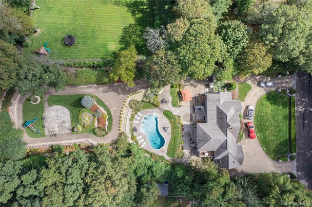25 Oriole Way, Dix Hills, NY 11746