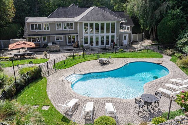 25 Oriole Way, Dix Hills, NY 11746