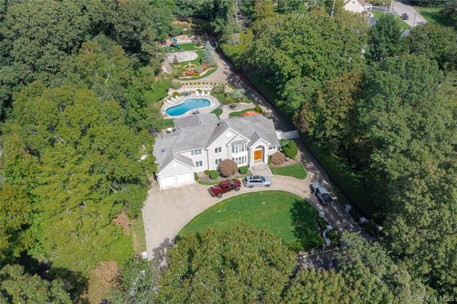 25 Oriole Way, Dix Hills, NY 11746