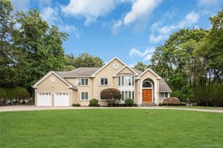 25 Oriole Way, Dix Hills, NY 11746