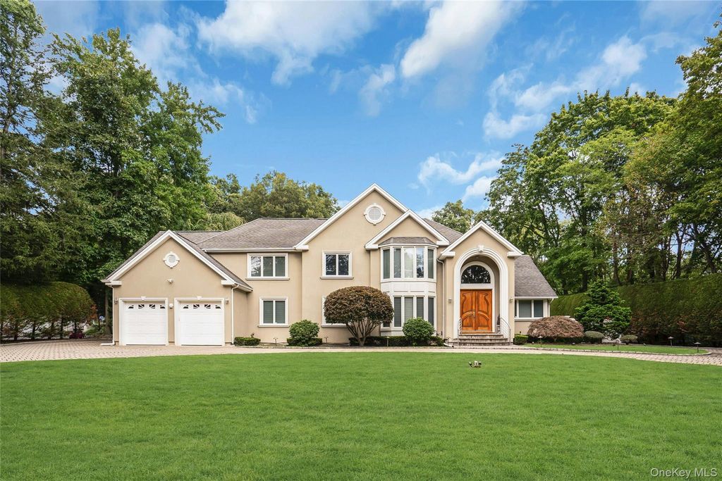 25 Oriole Way, Dix Hills, NY 11746