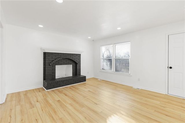 7014 N Brookside Road, Pleasant Valley, MO 64068