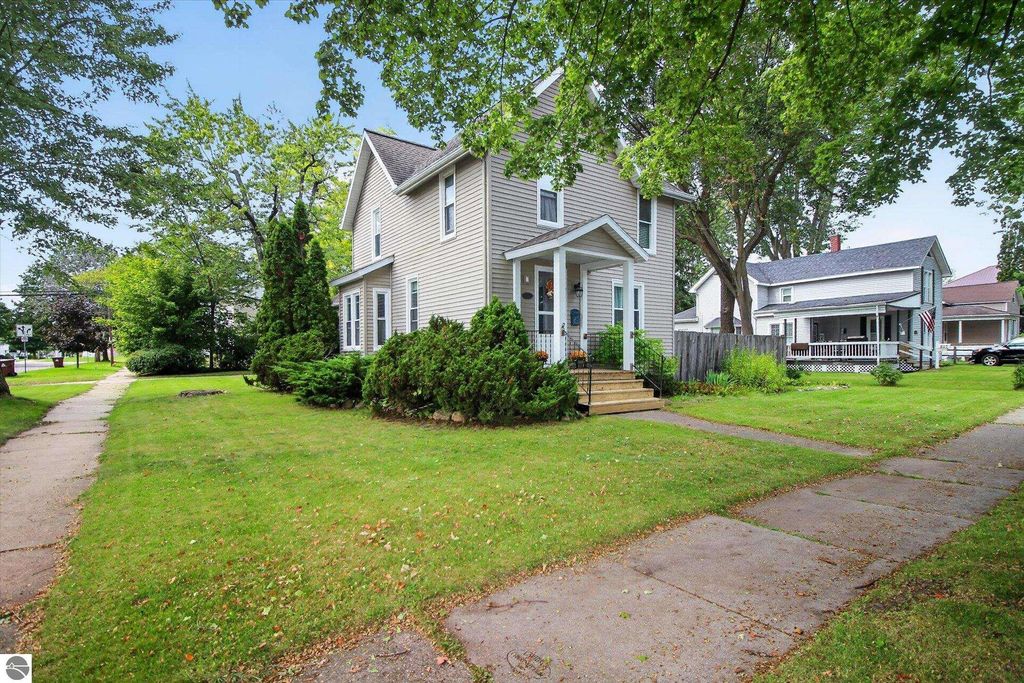 Image 1 of property listing at 501 Woodworth Avenue, Alma, MI 48801