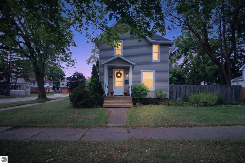 Image 2 of property listing at 501 Woodworth Avenue, Alma, MI 48801
