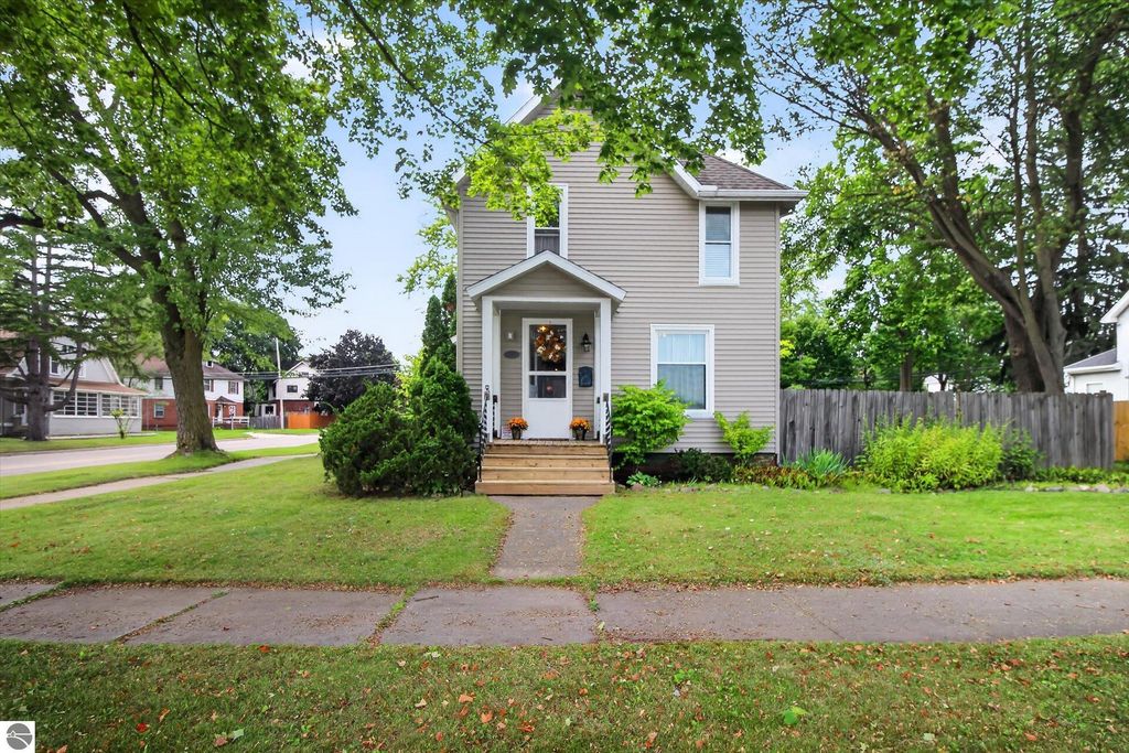 Image 3 of property listing at 501 Woodworth Avenue, Alma, MI 48801