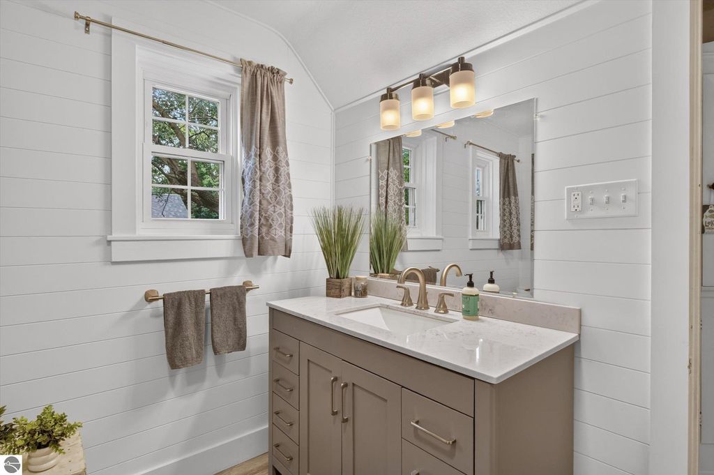 Image 36 of property listing at 501 Woodworth Avenue, Alma, MI 48801