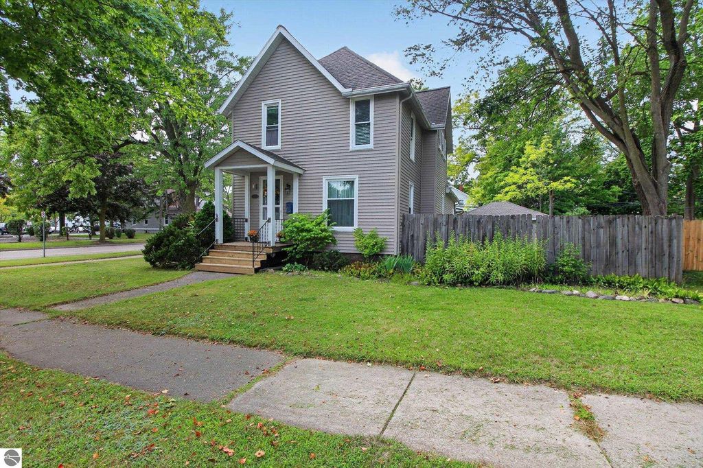 Image 4 of property listing at 501 Woodworth Avenue, Alma, MI 48801