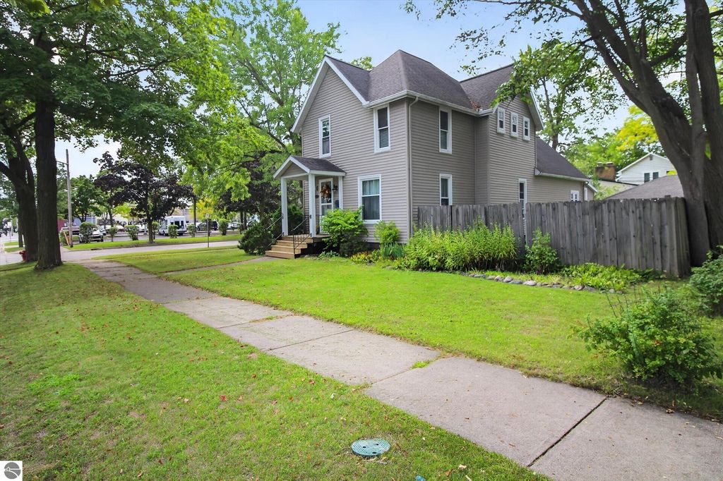 Image 5 of property listing at 501 Woodworth Avenue, Alma, MI 48801