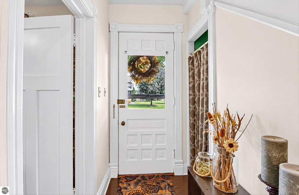 Image 7 of property listing at 501 Woodworth Avenue, Alma, MI 48801