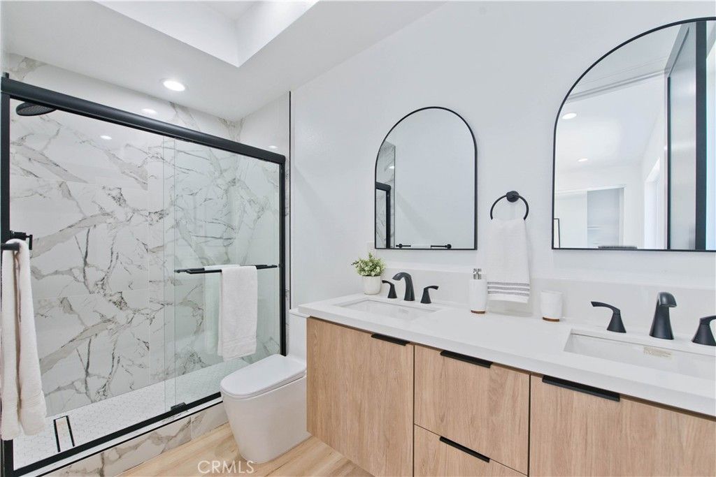 Image 11 of property listing at 542 N Serrano Avenue, Los Angeles, CA 90004