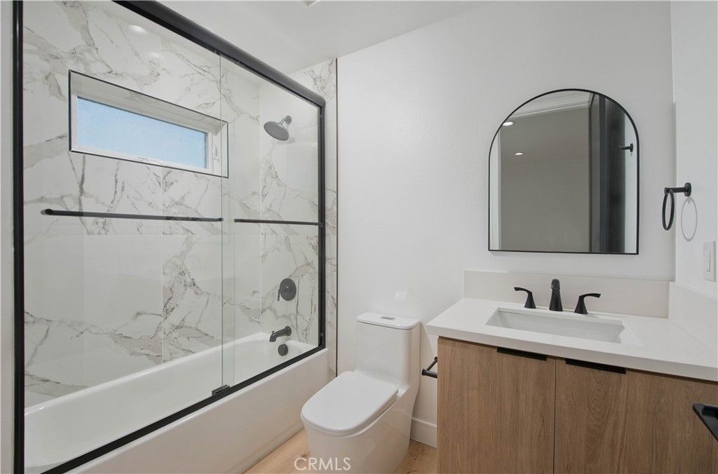 Image 13 of property listing at 542 N Serrano Avenue, Los Angeles, CA 90004
