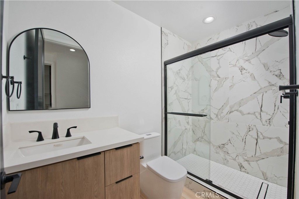 Image 16 of property listing at 542 N Serrano Avenue, Los Angeles, CA 90004