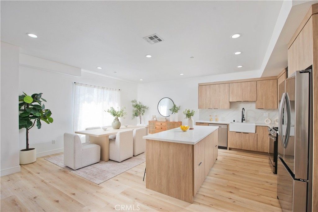 Image 2 of property listing at 542 N Serrano Avenue, Los Angeles, CA 90004