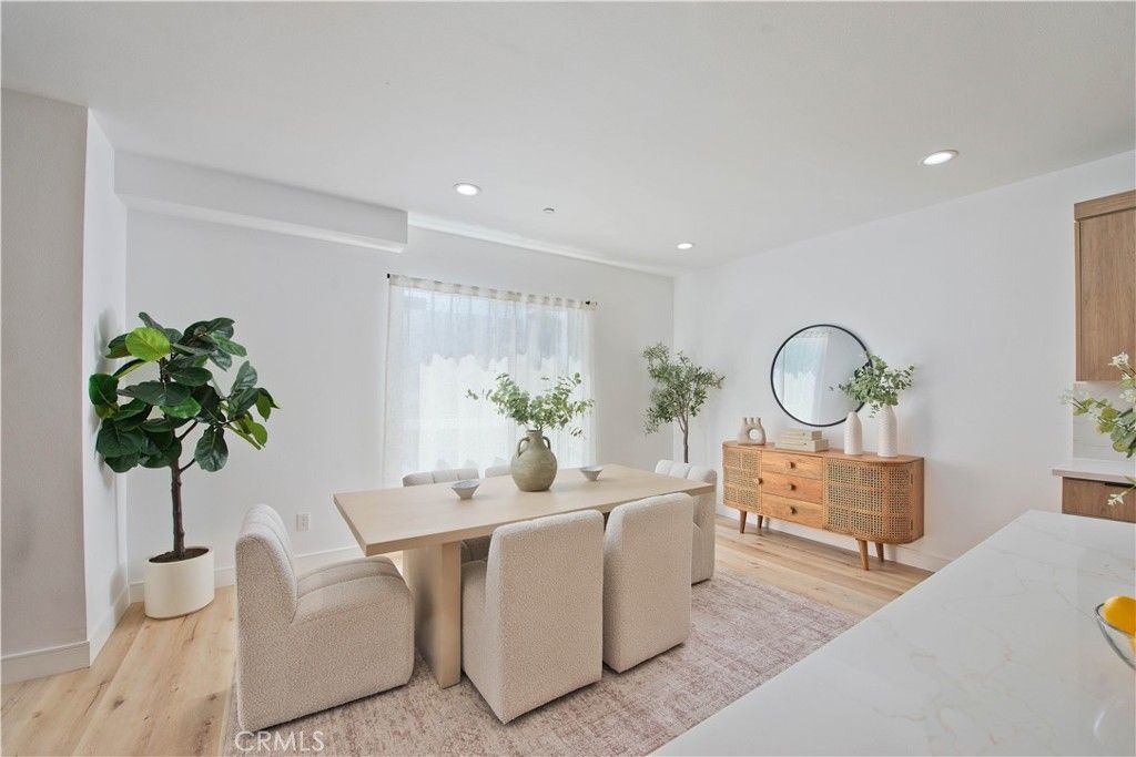 Image 3 of property listing at 542 N Serrano Avenue, Los Angeles, CA 90004