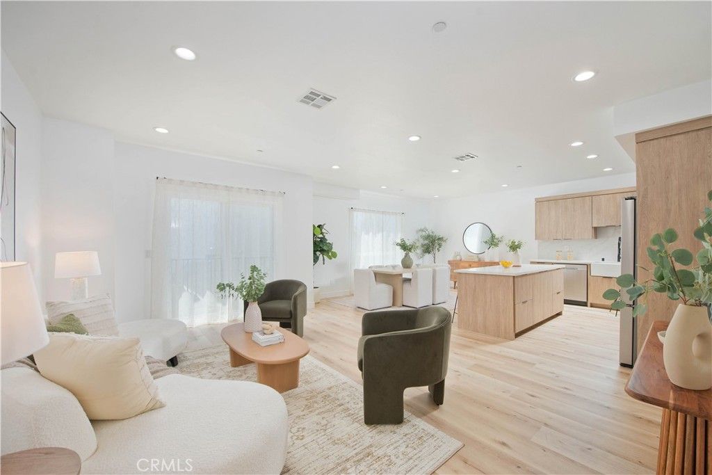 Image 6 of property listing at 542 N Serrano Avenue, Los Angeles, CA 90004