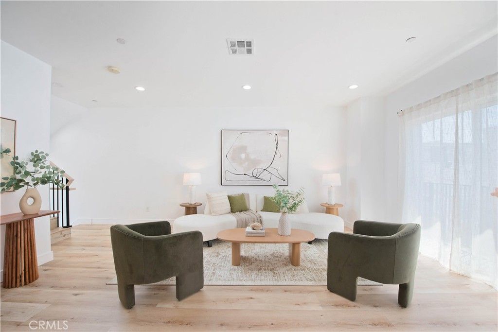 Image 7 of property listing at 542 N Serrano Avenue, Los Angeles, CA 90004