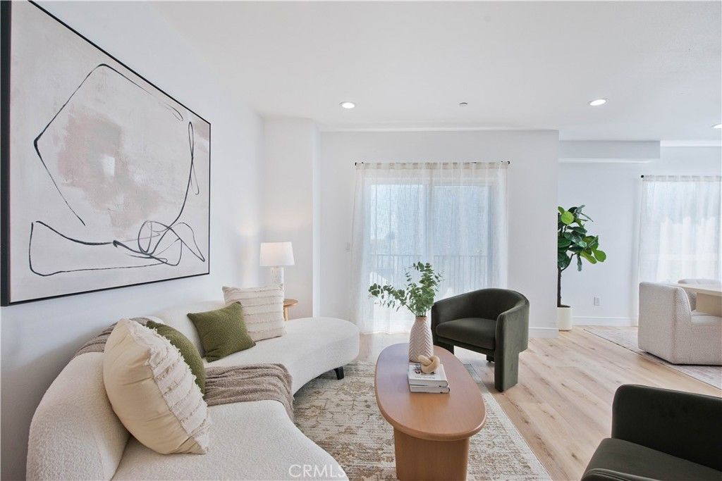Image 8 of property listing at 542 N Serrano Avenue, Los Angeles, CA 90004