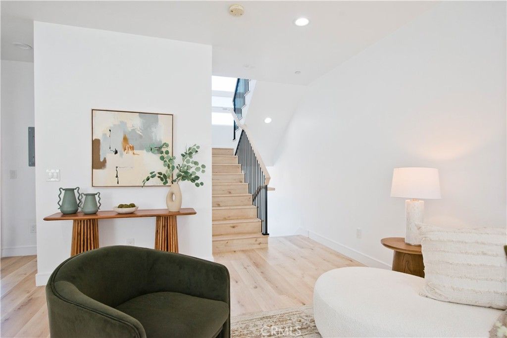 Image 9 of property listing at 542 N Serrano Avenue, Los Angeles, CA 90004