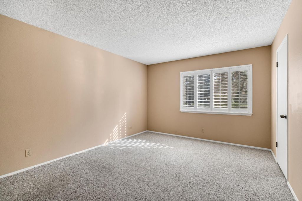 Image 14 of property listing at 6067 N Teilman Avenue, Fresno, CA 93711