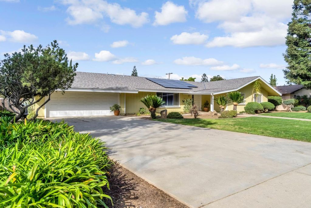 Image 2 of property listing at 6067 N Teilman Avenue, Fresno, CA 93711