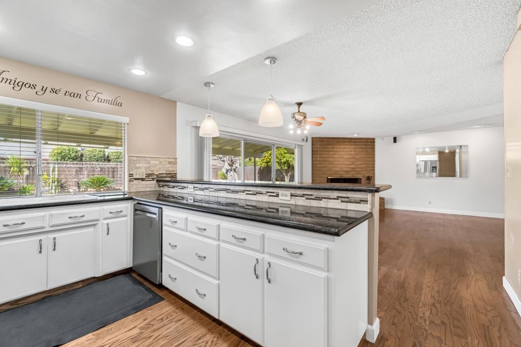 Image 9 of property listing at 6067 N Teilman Avenue, Fresno, CA 93711