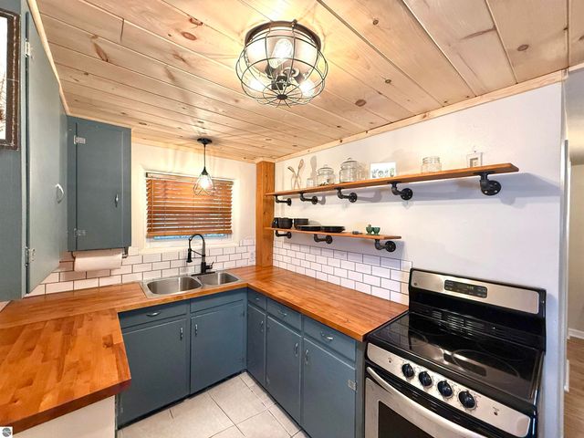 438 Davis Street, Traverse City, MI 49686