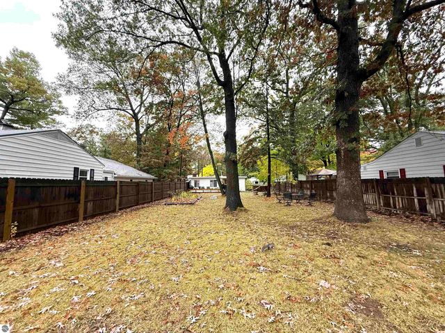 438 Davis Street, Traverse City, MI 49686