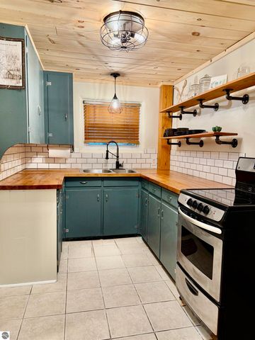 438 Davis Street, Traverse City, MI 49686