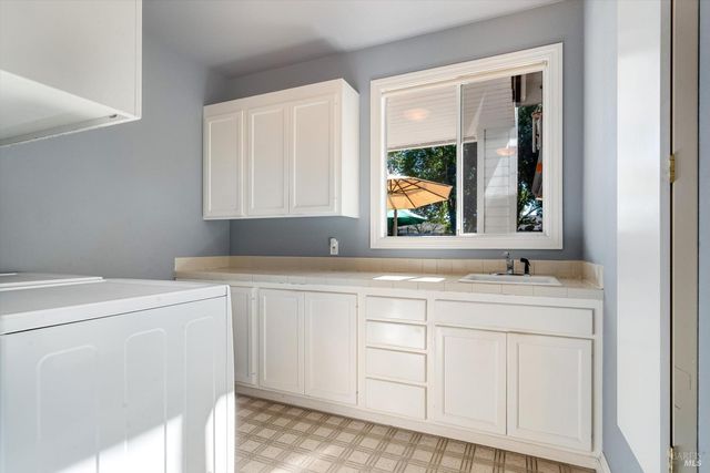 934 Fairway Dr, Sonoma, CA 95476