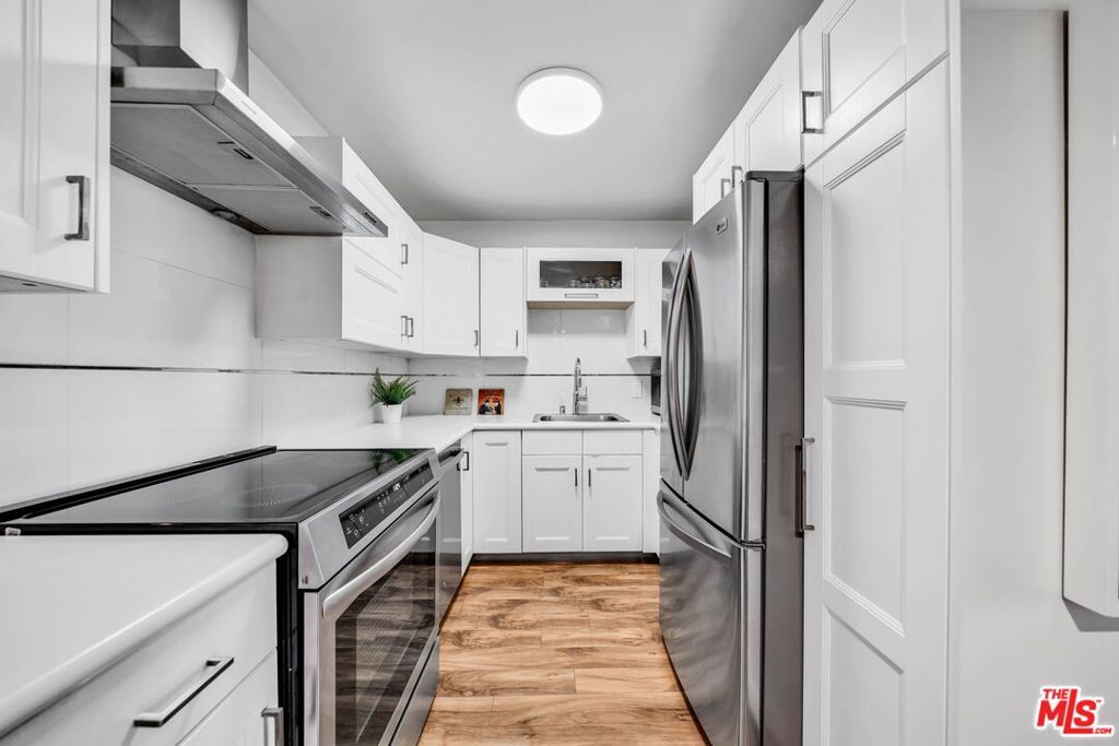 Image 5 of property listing at 6199 Canterbury Drive 102, Culver City, CA 90230