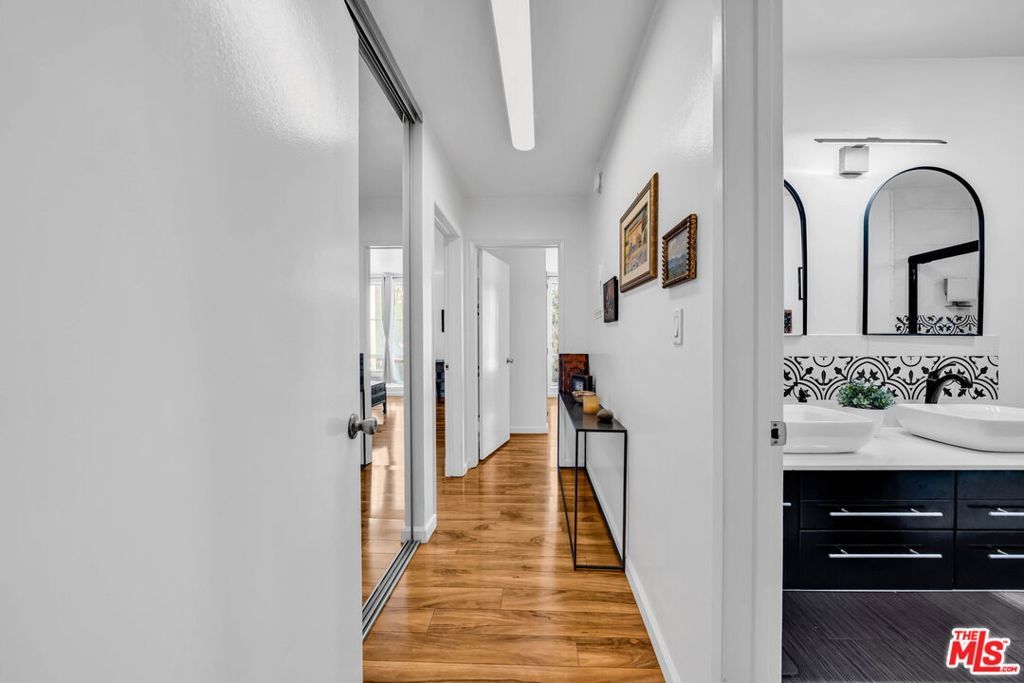 Image 8 of property listing at 6199 Canterbury Drive 102, Culver City, CA 90230