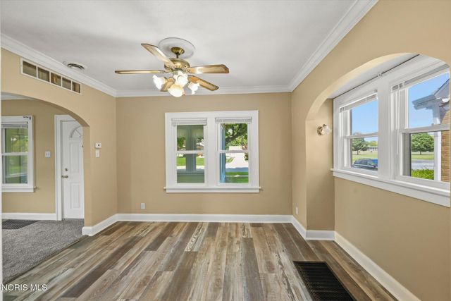 3004 Starr Avenue, Oregon, OH 43616