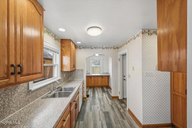 3004 Starr Avenue, Oregon, OH 43616