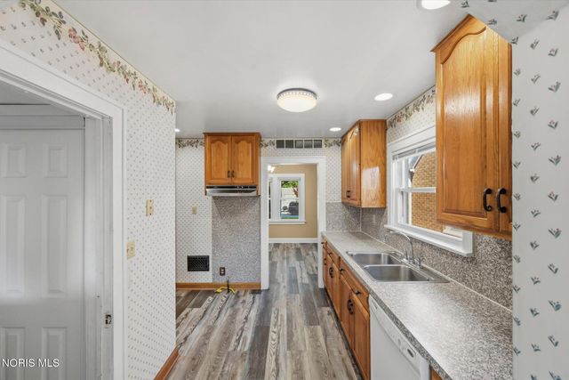 3004 Starr Avenue, Oregon, OH 43616
