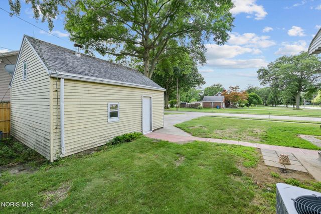 3004 Starr Avenue, Oregon, OH 43616