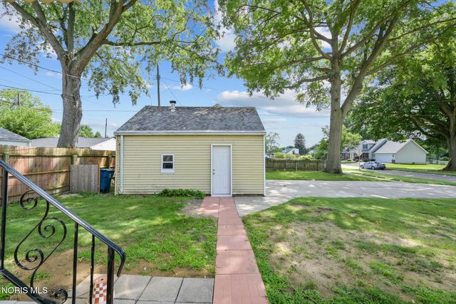 3004 Starr Avenue, Oregon, OH 43616