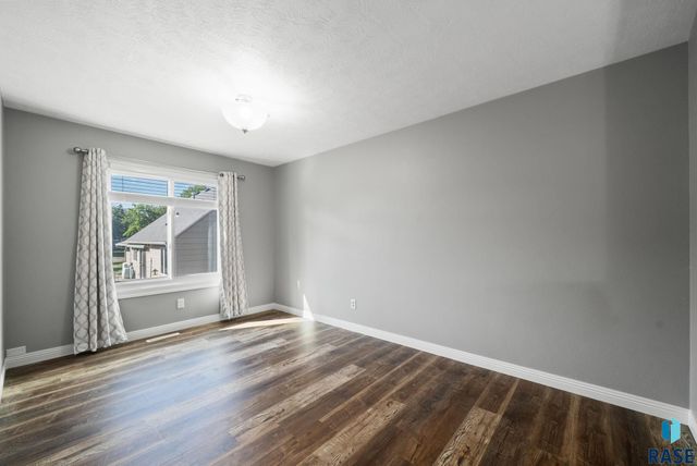 5404 W Chelsea Dr Drive, Sioux Falls, SD 57106