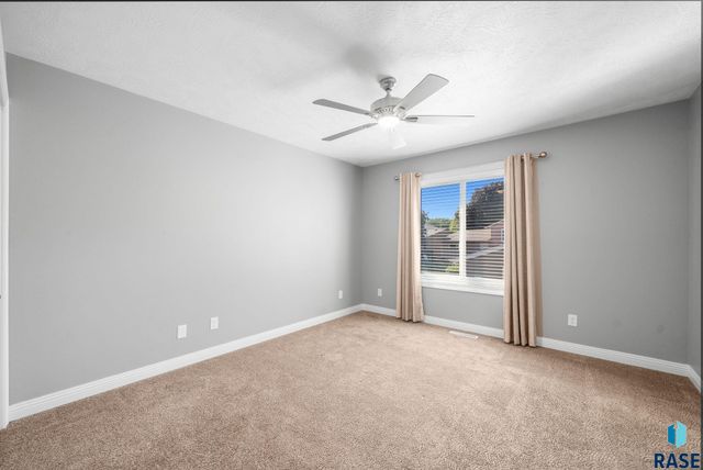 5404 W Chelsea Dr Drive, Sioux Falls, SD 57106