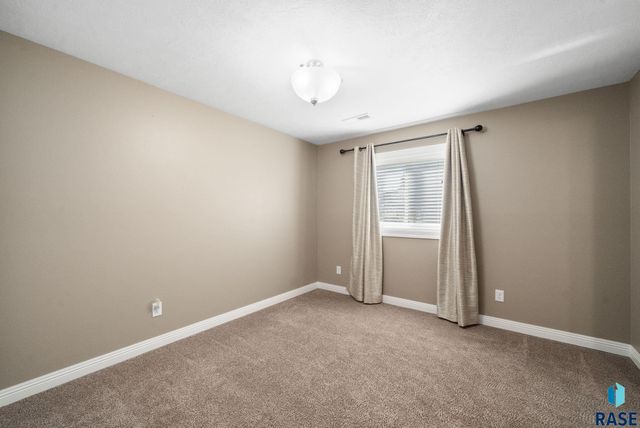 5404 W Chelsea Dr Drive, Sioux Falls, SD 57106