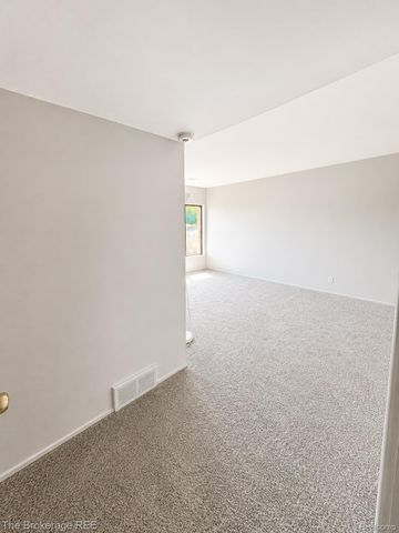 1325 S Maple Road 301, Ann Arbor, MI 48103