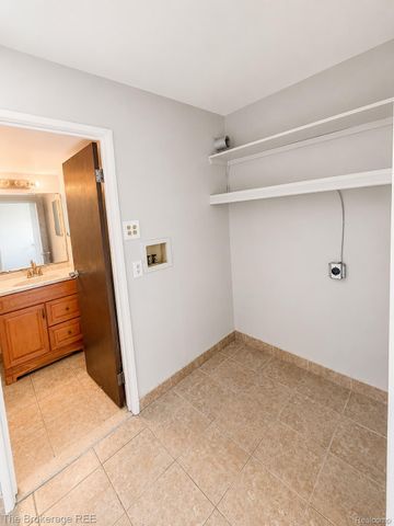 1325 S Maple Road 301, Ann Arbor, MI 48103