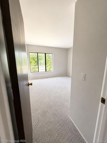 1325 S Maple Road 301, Ann Arbor, MI 48103