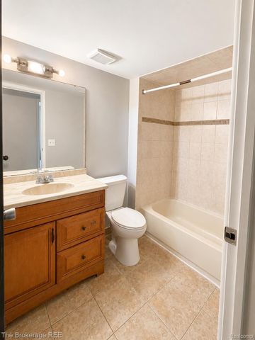 1325 S Maple Road 301, Ann Arbor, MI 48103