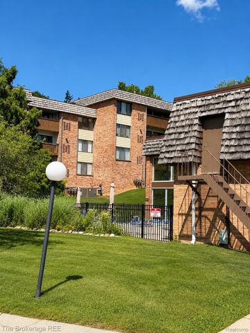 1325 S Maple Road 301, Ann Arbor, MI 48103