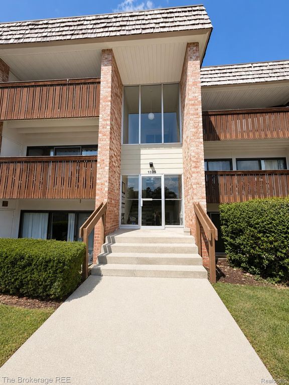 1325 S Maple Road 301, Ann Arbor, MI 48103