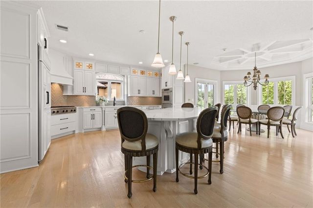 6517 Ridge Road, Parkville, MO 64152