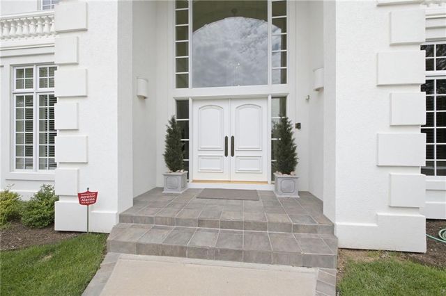 6517 Ridge Road, Parkville, MO 64152