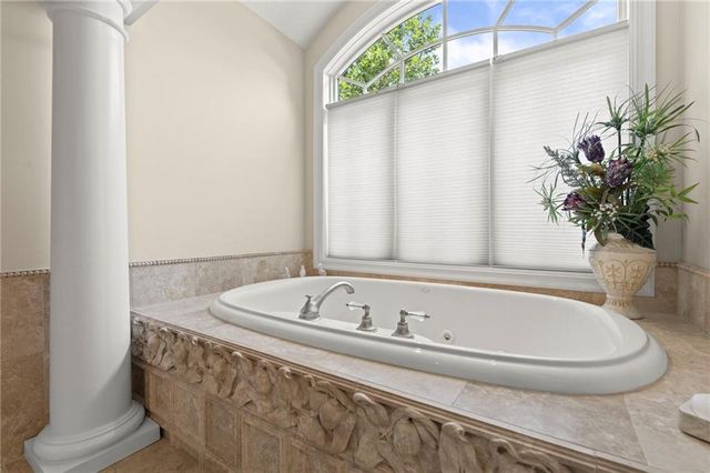 6517 Ridge Road, Parkville, MO 64152