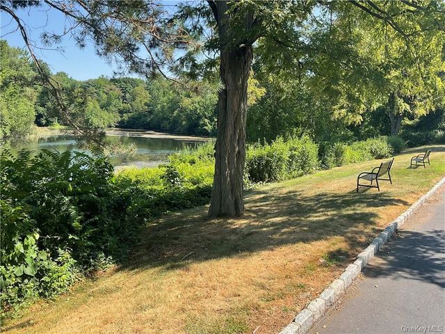 405 Trump Park, Shrub Oak, NY 10588