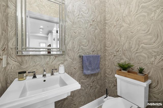 44 Marquis Court 44, Edgewater, NJ 07020